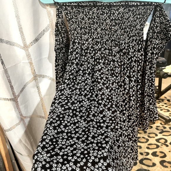 Lulus Dresses & Skirts - Black dress with white daisies
